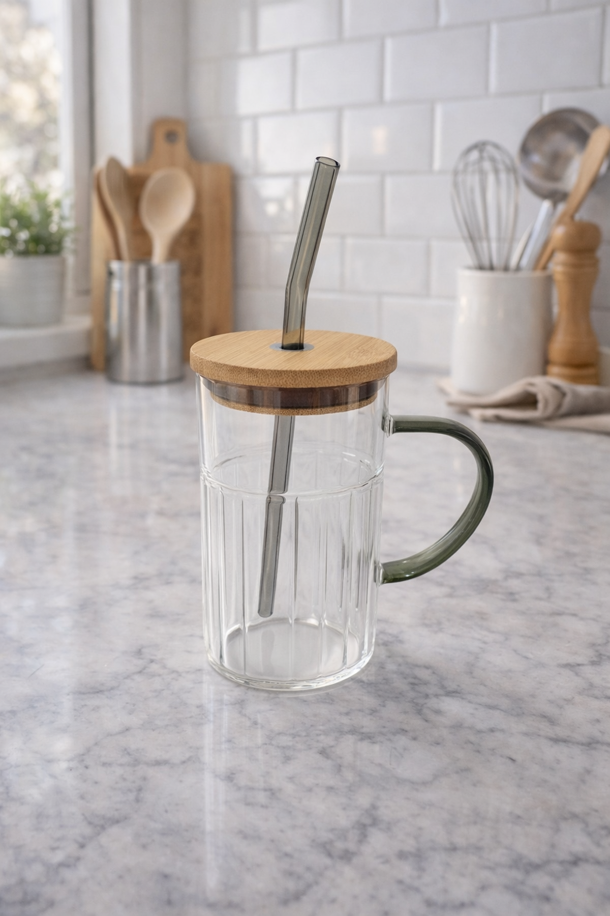 Ahşap Kapaklı Gri Pipetli Cam Kulplu Bardak 460 Ml