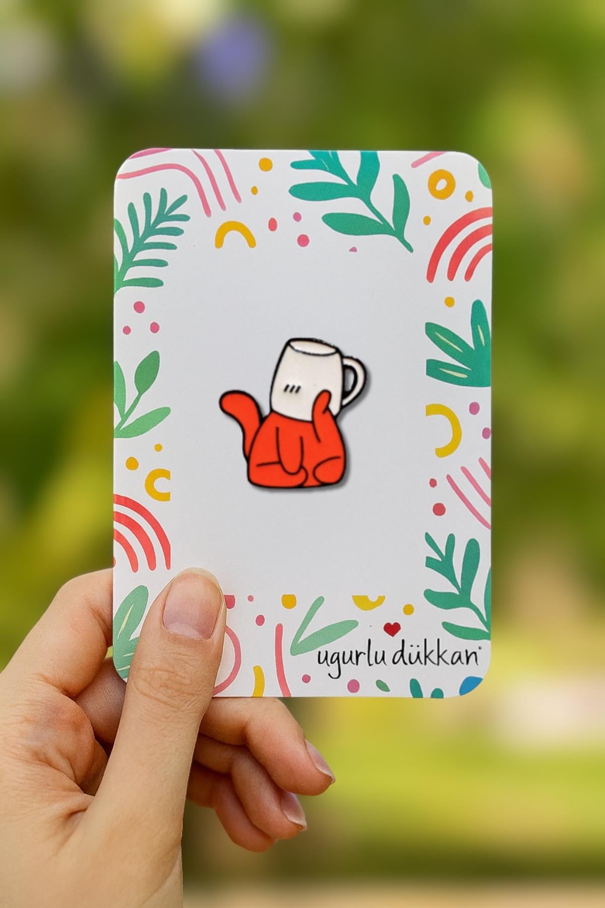 kafasına Bardak Geçiren Turuncu Kedi Rozet