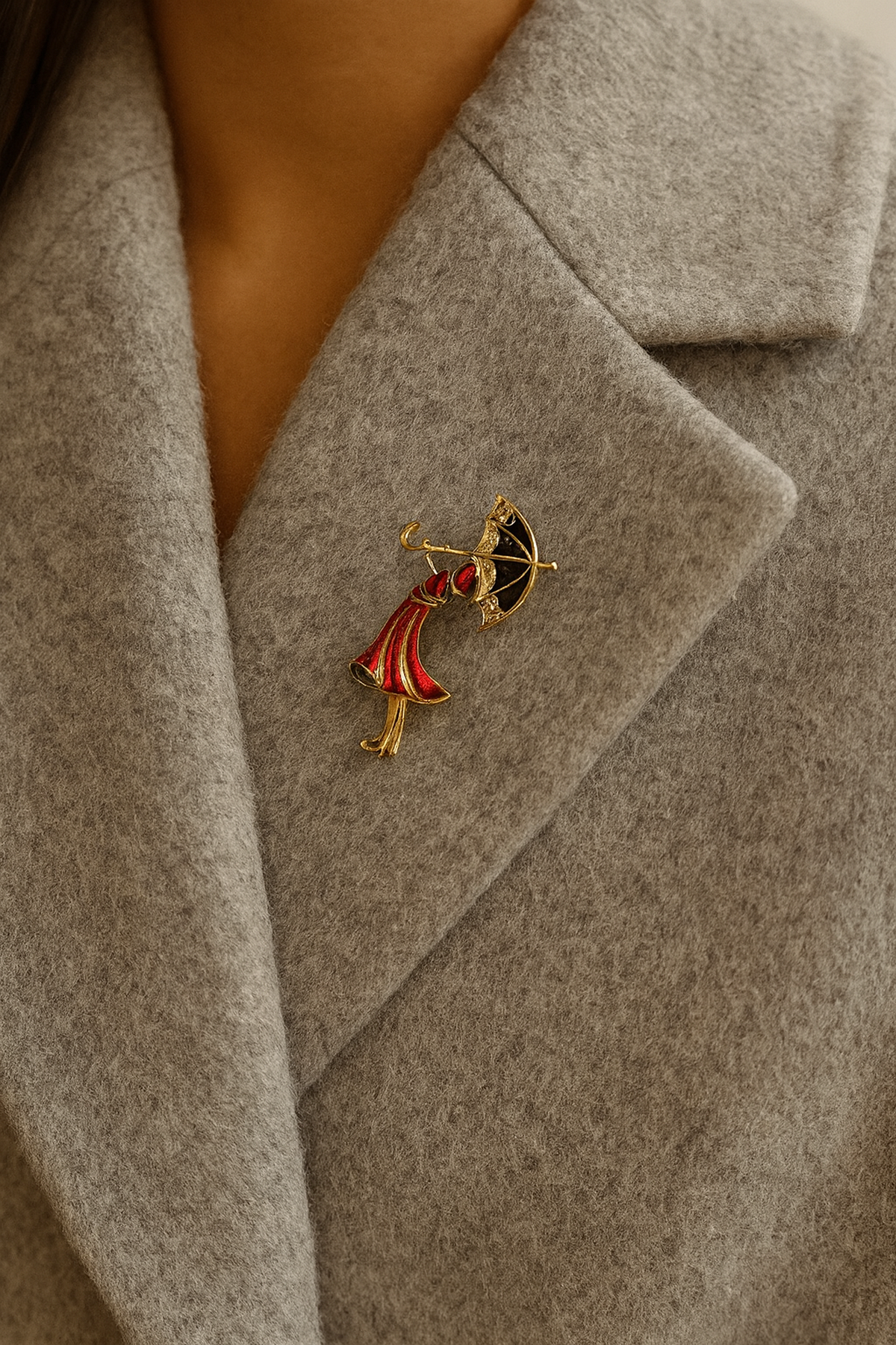 Kırmızı Elbiseli Şemsiyeli Kız Broş