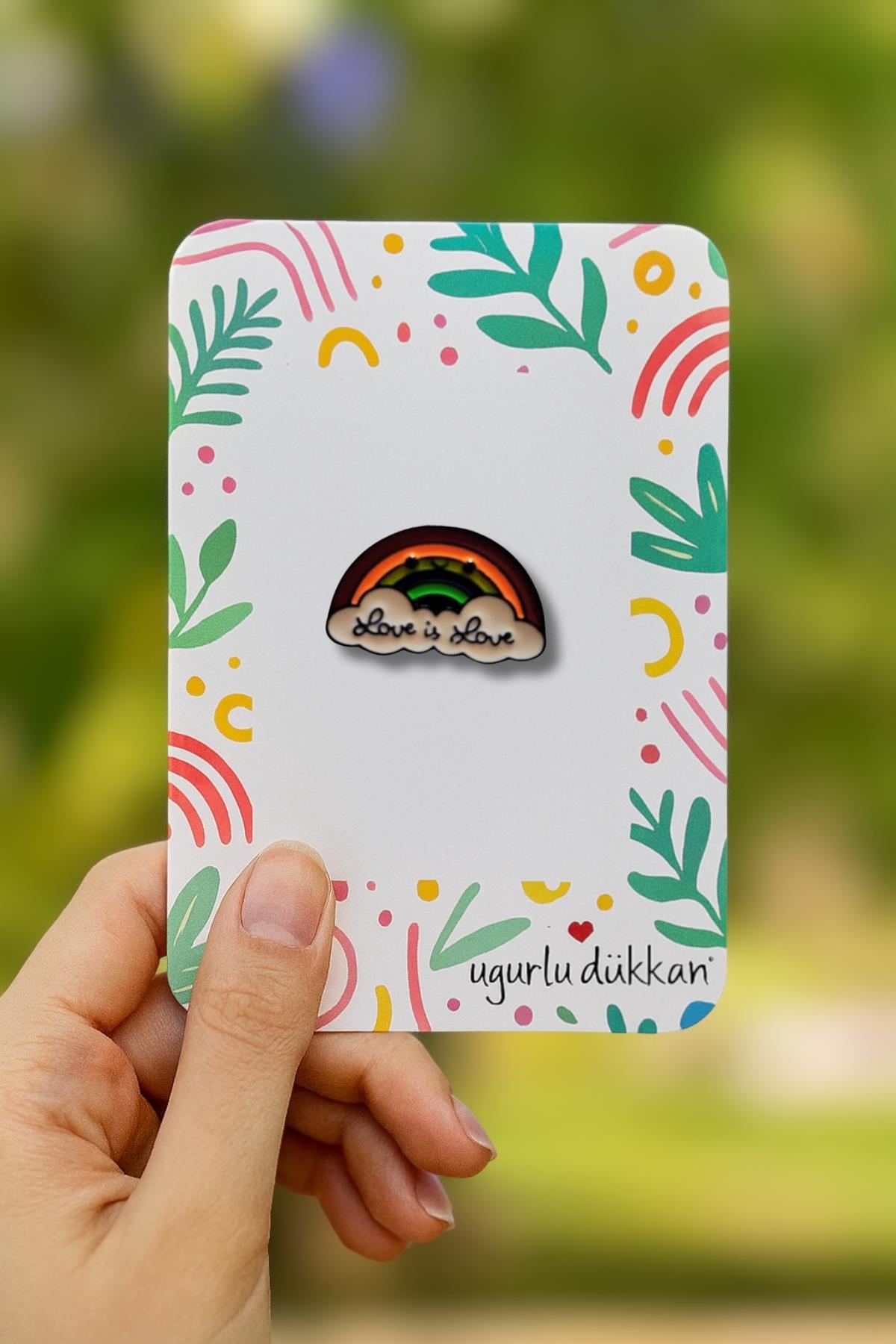 LOVE İS LOVE GÖKKUŞAĞI ROZETİ