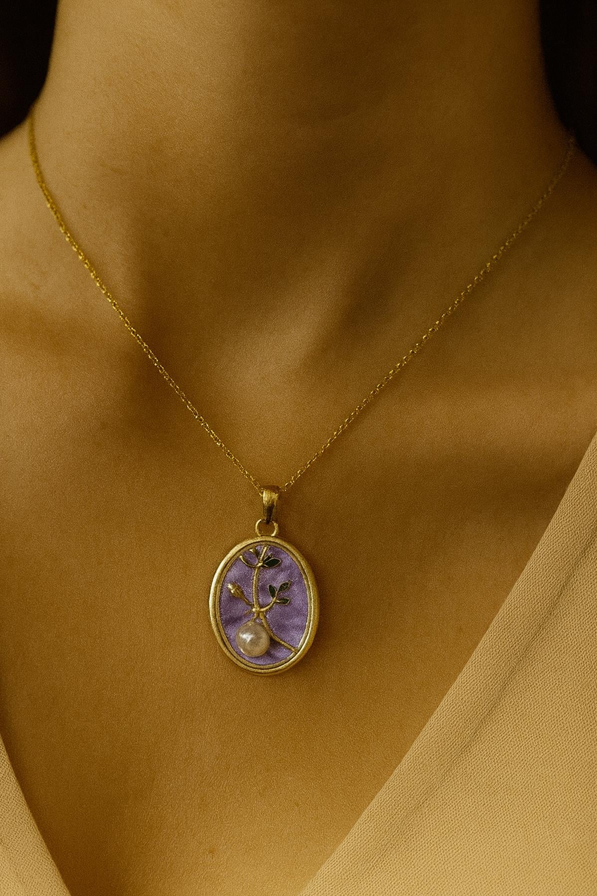 Mor Zeminli İnci Çelik Kolye