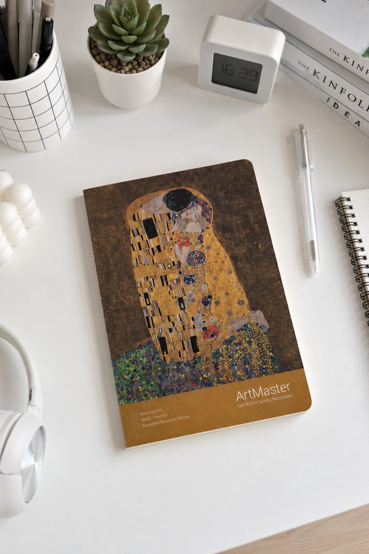 The Kiss Eserli Çizgisiz Defter 24 Cm