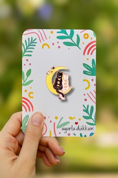 Ay Üzerinde Siyah Beyaz kedi ROZETİ