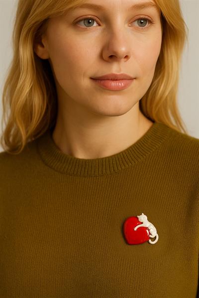 Beyaz Kedili Büyük Kalpli İğneli Broş