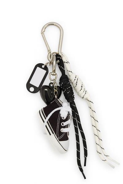 Siyah Converse Ayakkabı Kalpli Çanta Süsü