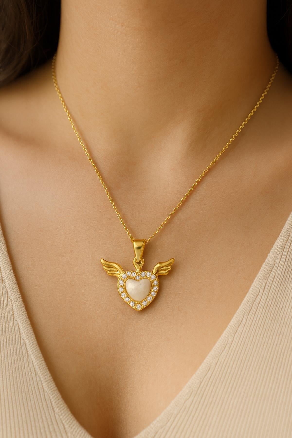 BEYAZ TAŞLI KANATLI KALP KOLYE