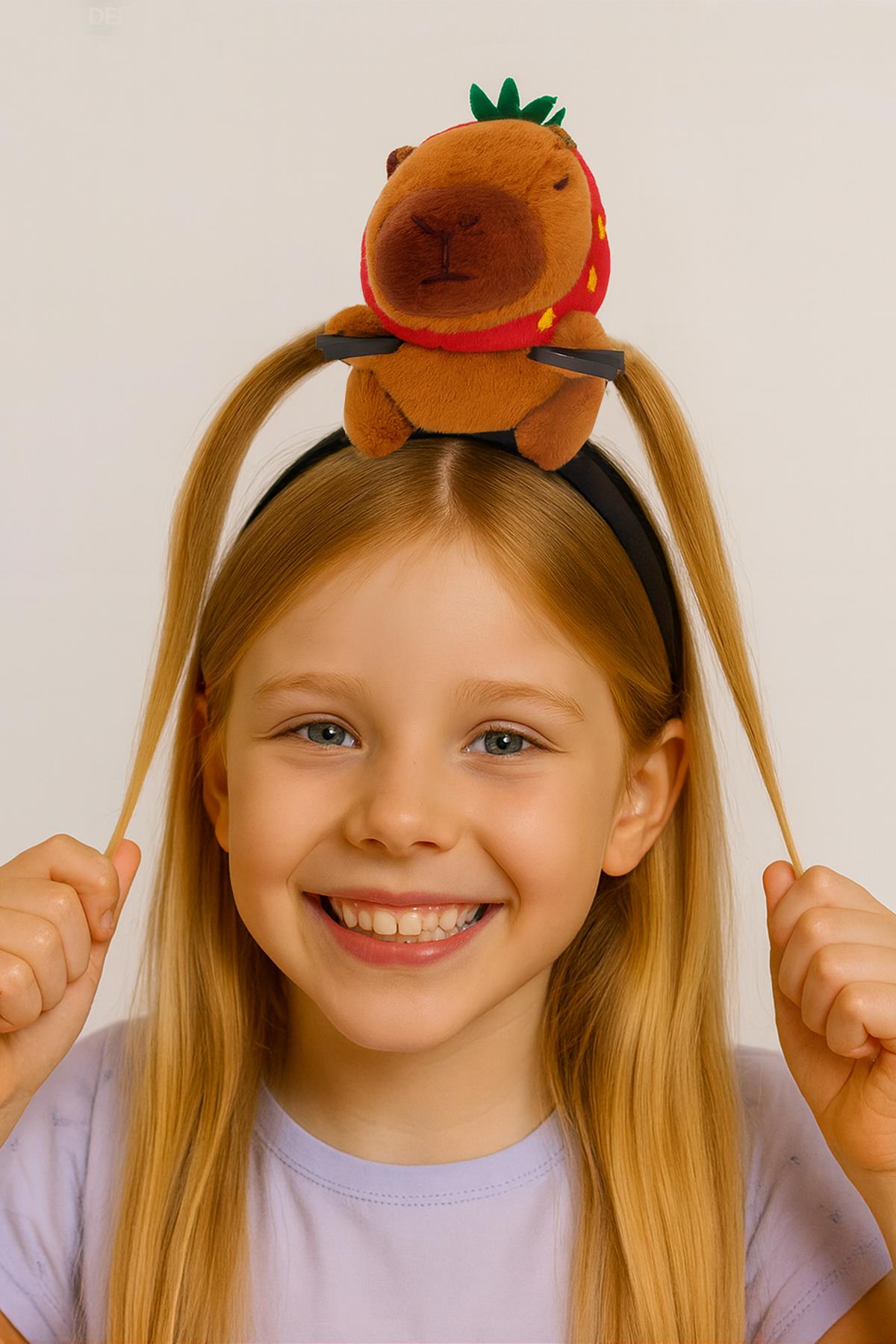 CAPYBARA ÇİLEK ŞAPKALI SAÇ TUTMALI TAÇ