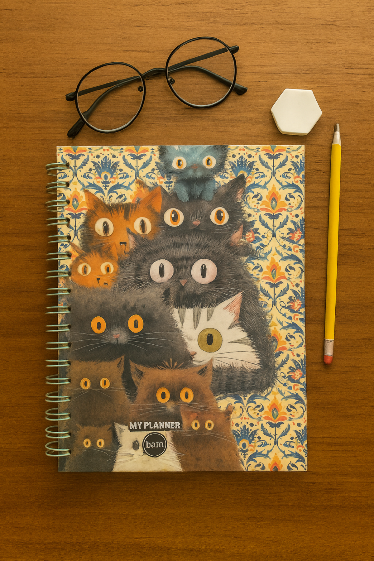 Çok Kedi Figürlü Spiral Çizgili Defter