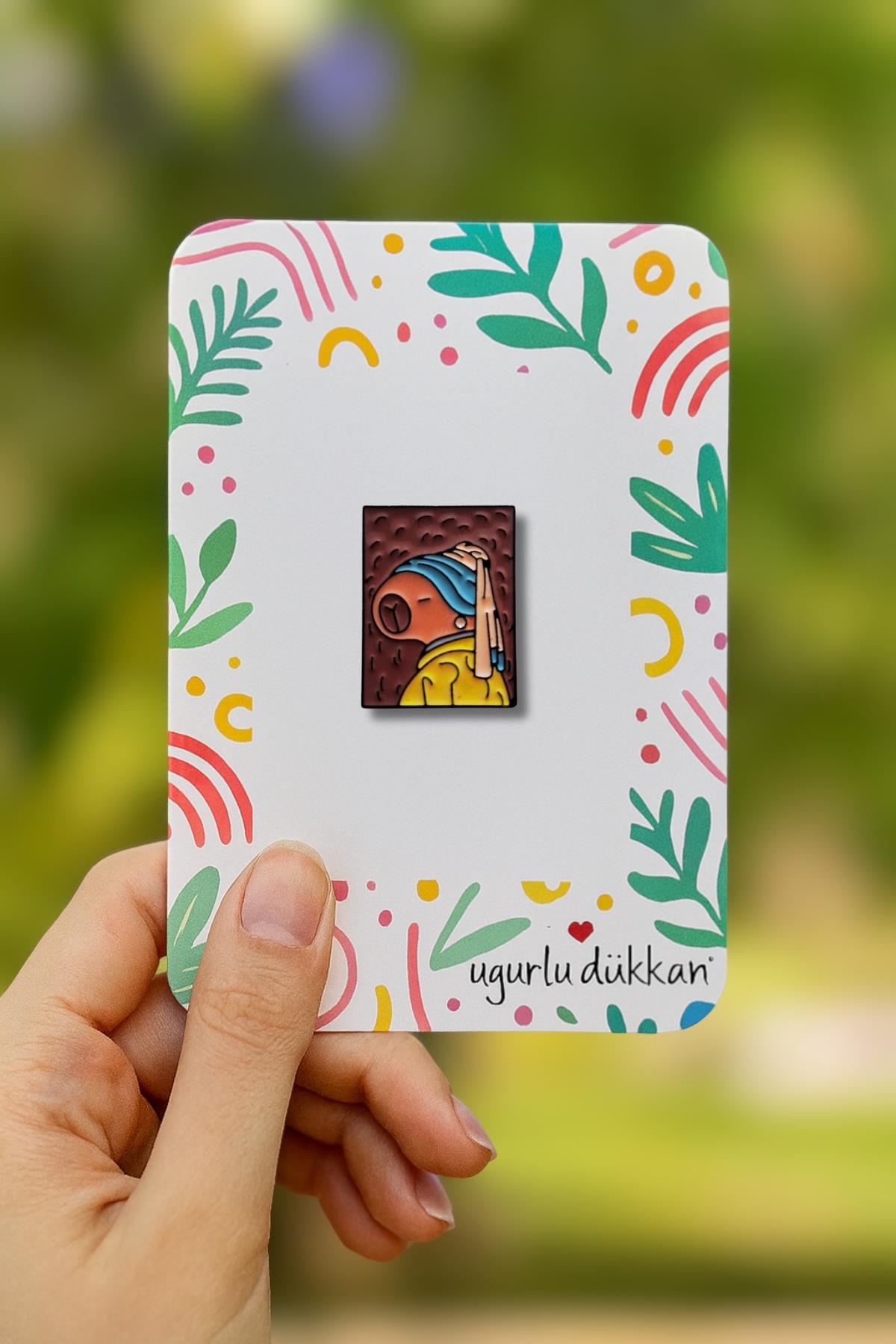 İnci Küpeli Capybara Rozeti