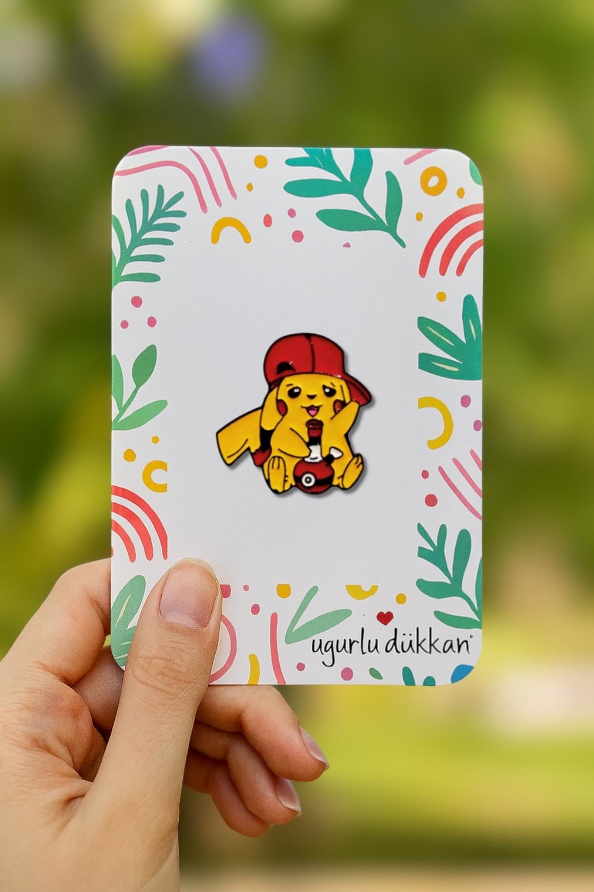 Keyifli Oturan Pikachu Rozet
