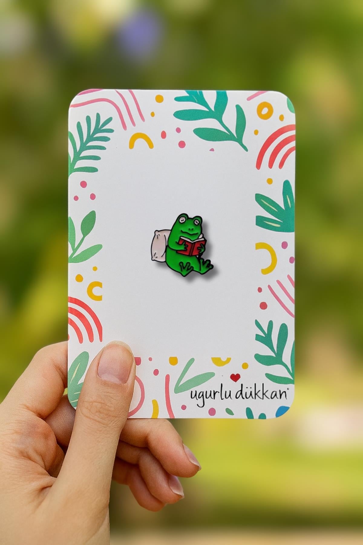 Kitap Okuyan Kurbağa Rozeti