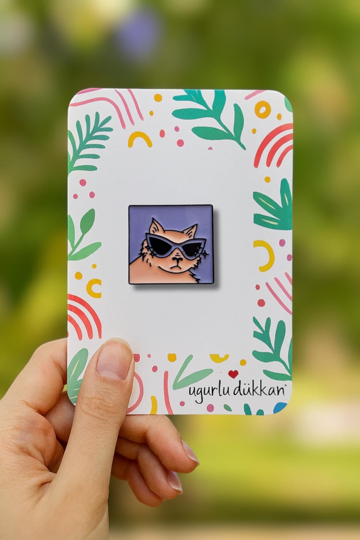 Mor Gözlüklü Kedi Tablosu Rozeti