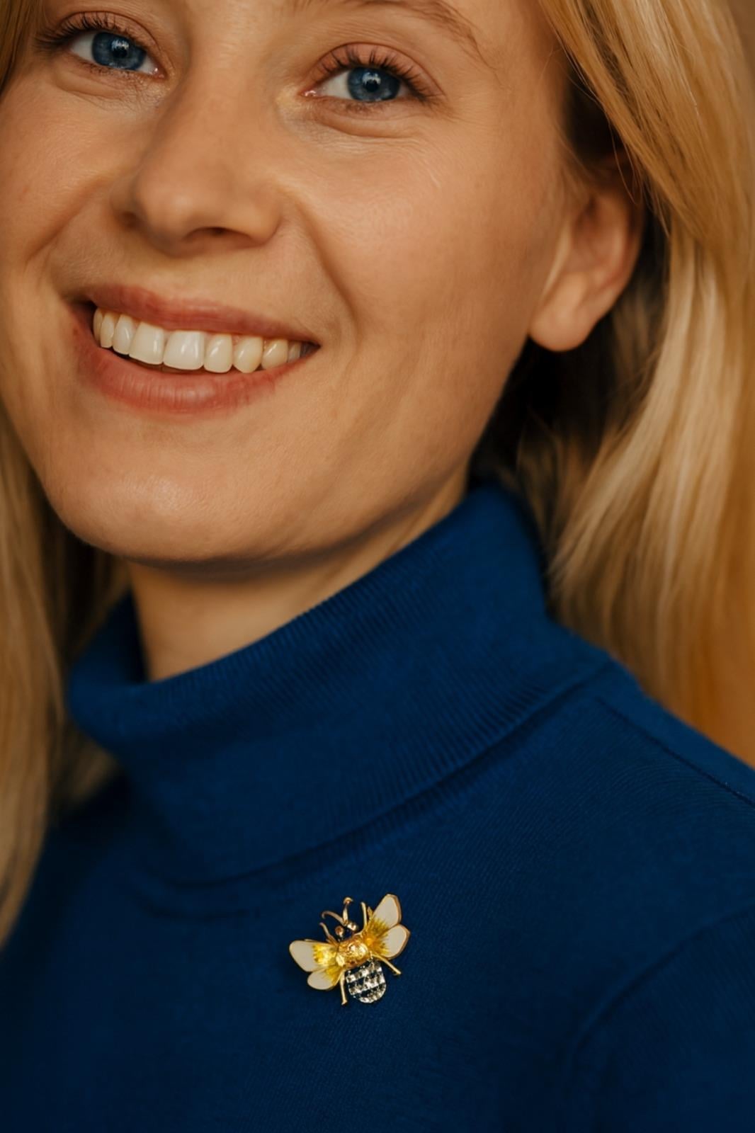 Siyah Beyaz Taşlı Arı İğneli Broş