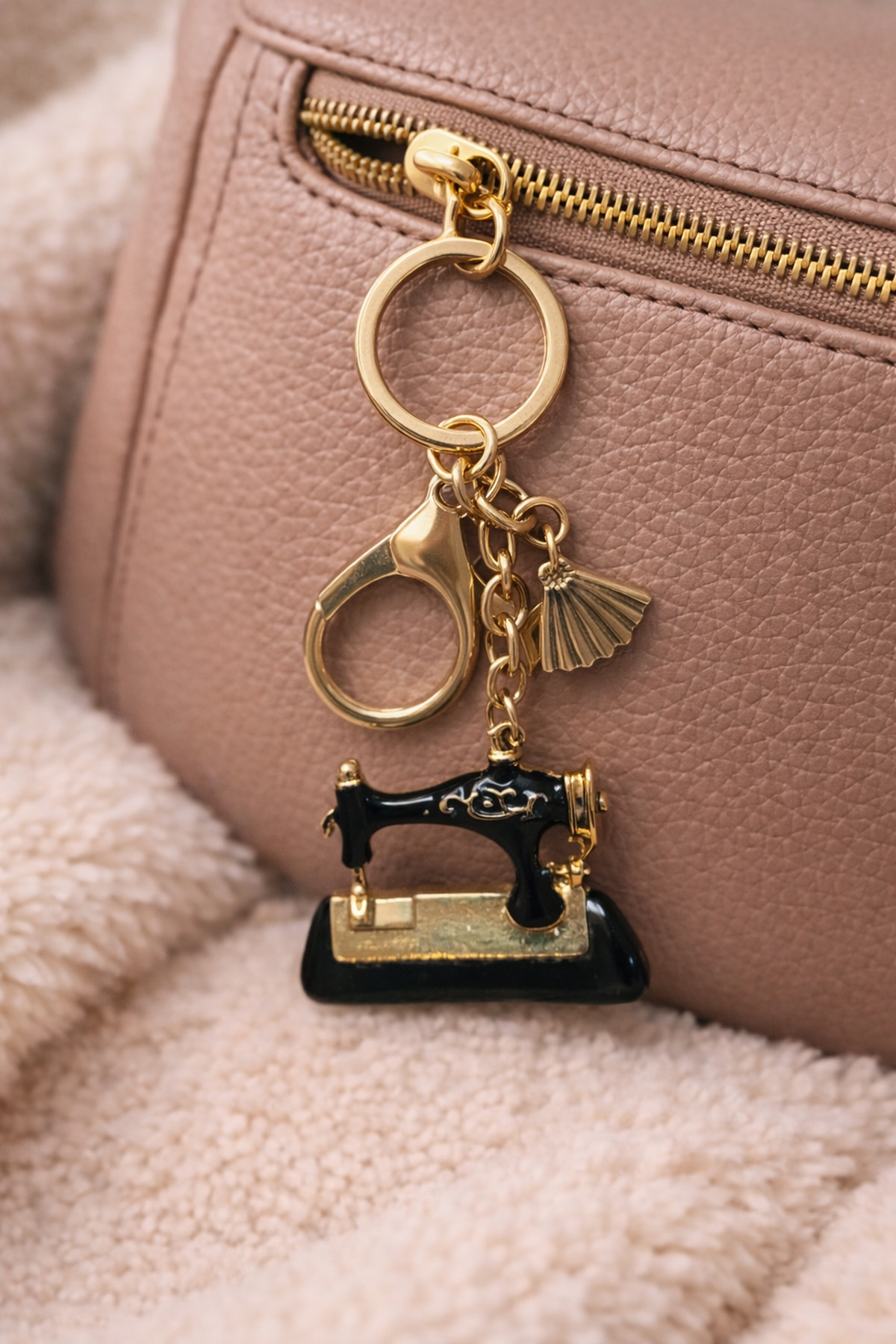 Siyah Dikiş Makinalı Anahtarlık