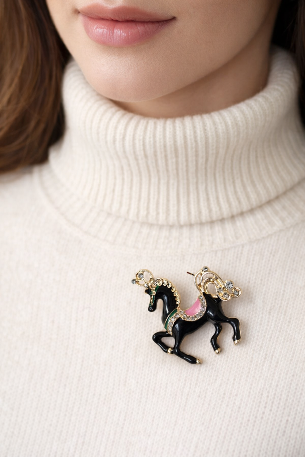 Siyah Pembe Eyerli At Broş