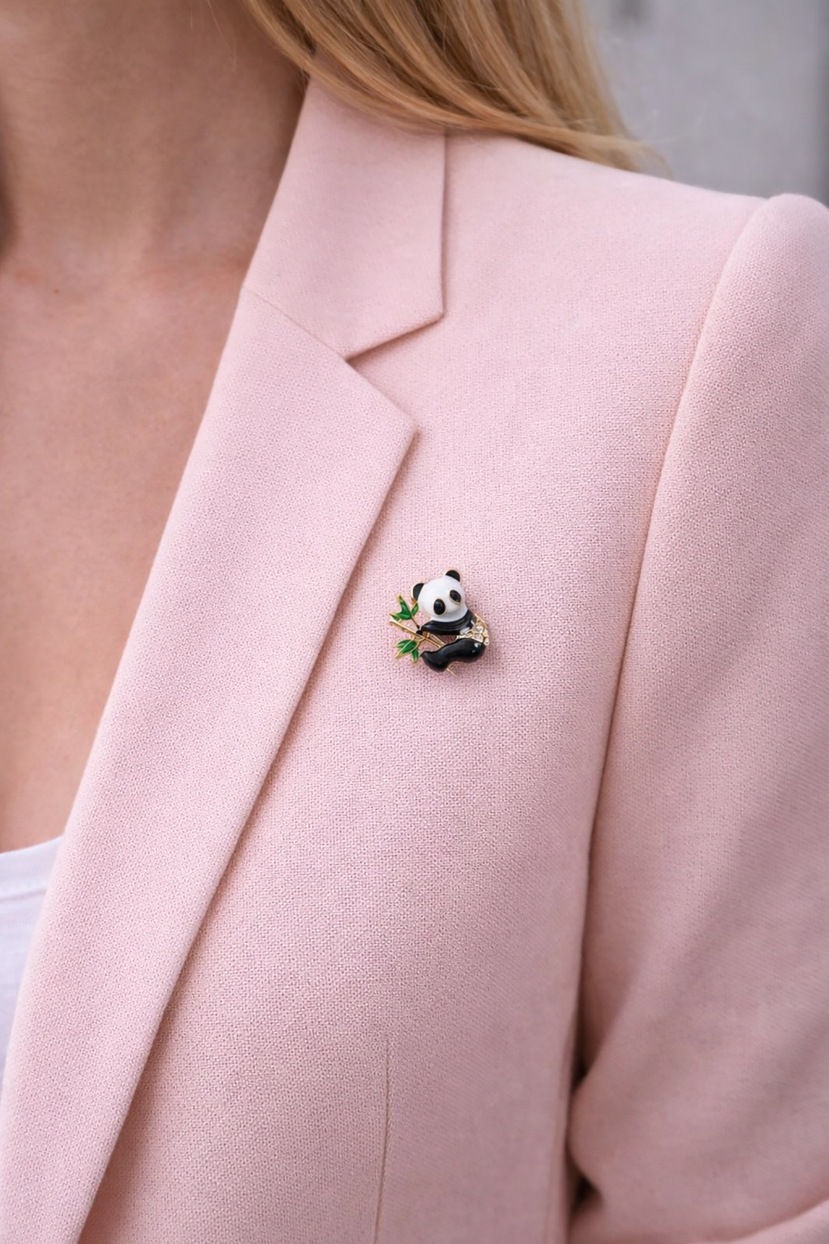 Taş Şortlu Dalda Panda İğneli Broş