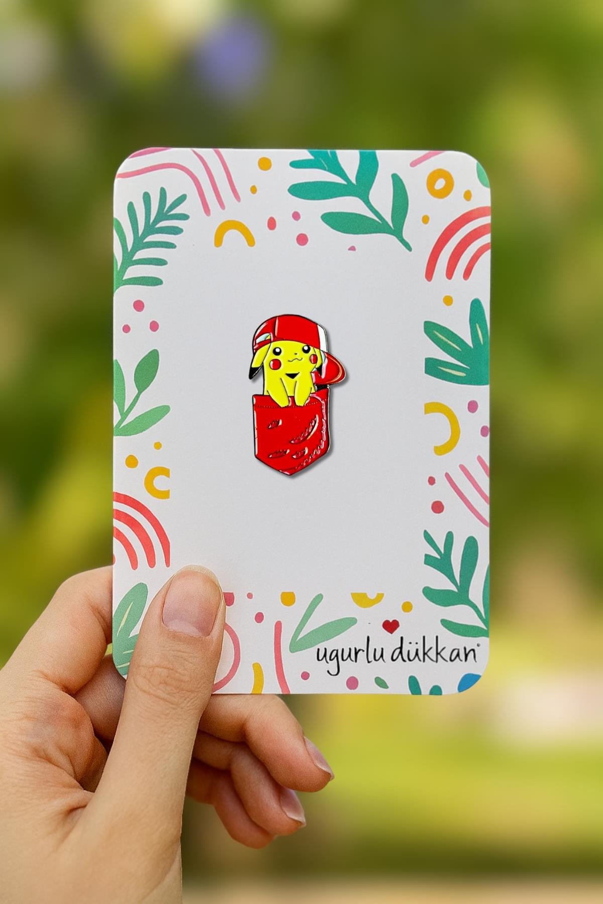 Ters Şapkalı Pikachu Rozeti