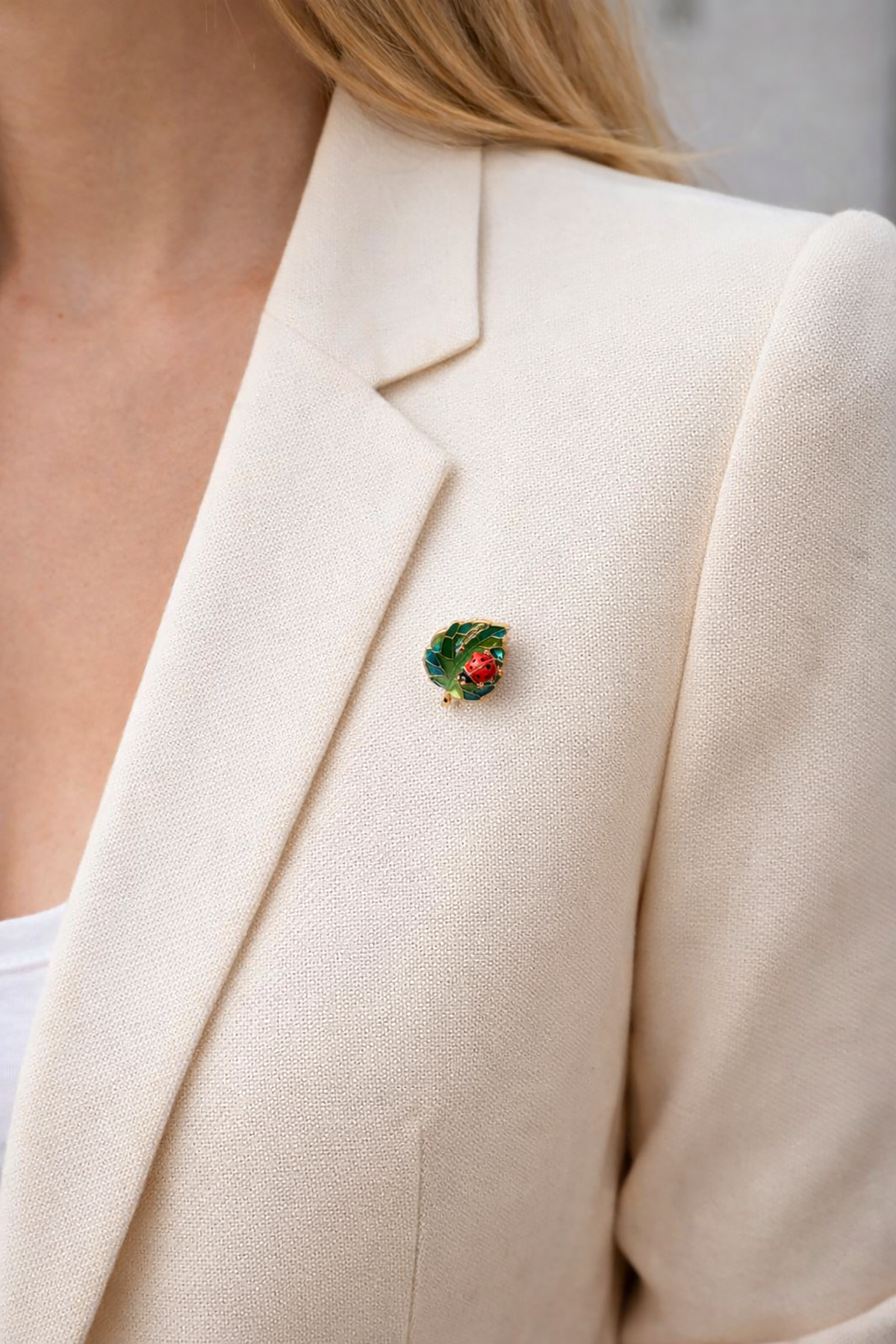 Yeşil Yaprakta Mini Uğur Böceği İğneli Broş