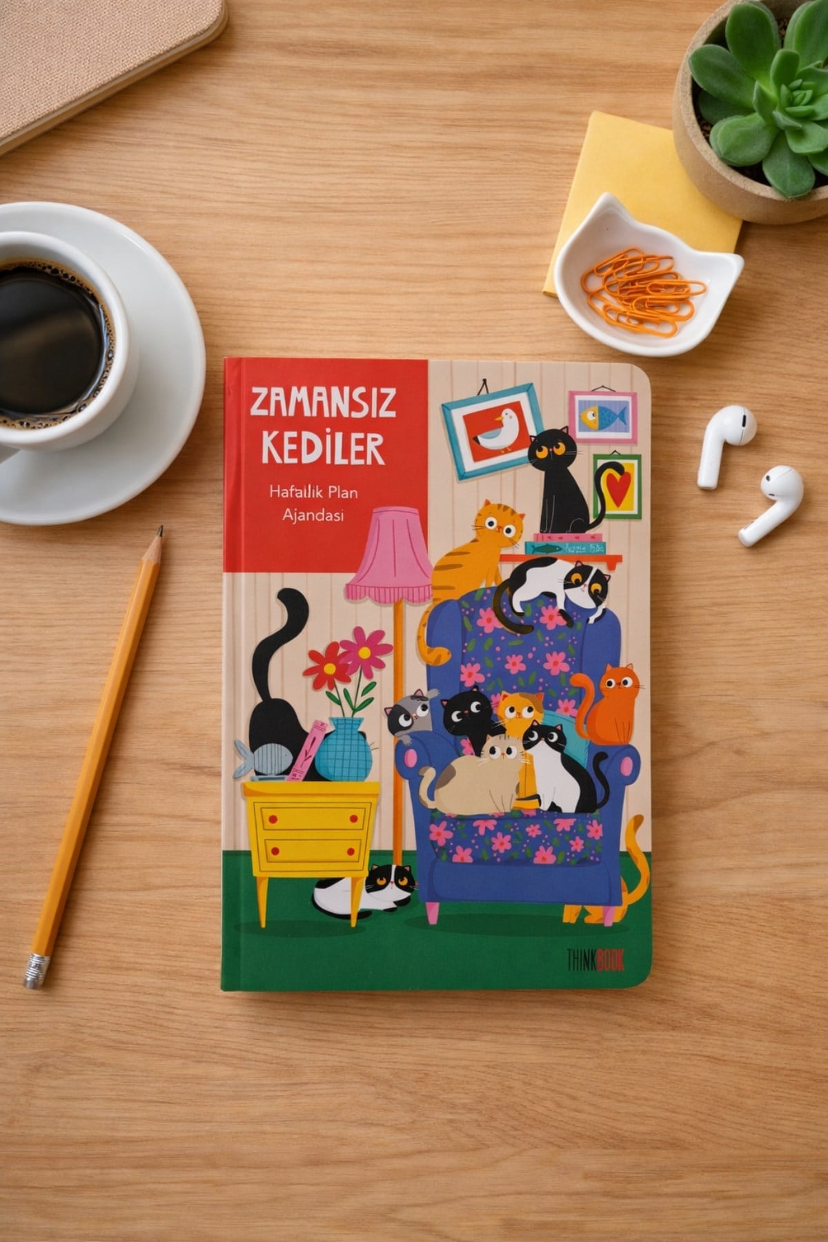 Zamansız Kediler Stickerlı Haftalık Plan Ajandası 15X21cm(Koltuklu)