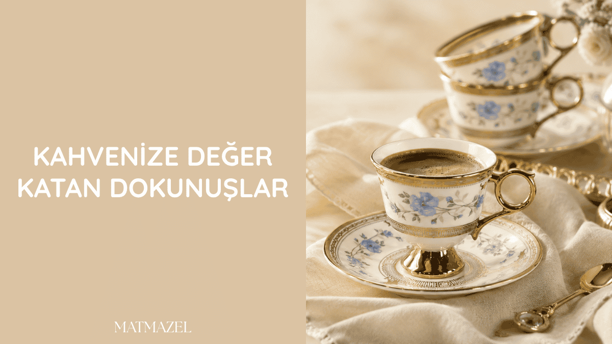 Şık kahve fincanı ve zarif ikramlıklarla hazırlanan Türk kahvesi sunumu