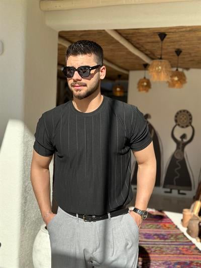 Çizgi Detaylı Siyah Tişört