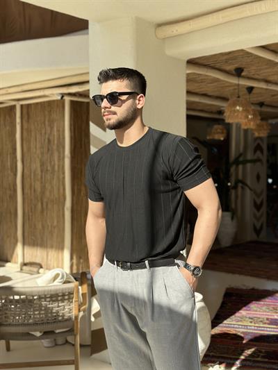 Çizgi Detaylı Siyah Tişört