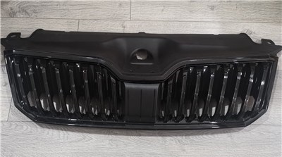 Skoda Superb Ön Panjur Parlak Siyah Çerçeveli Parlak Siyah Çizgili Üst... PRO-A