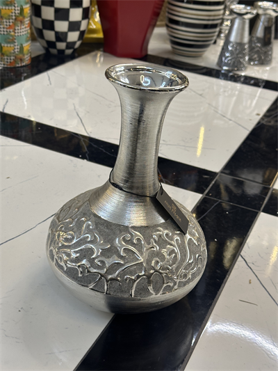 Kabartmalı Gümüş Rengi Vazo
