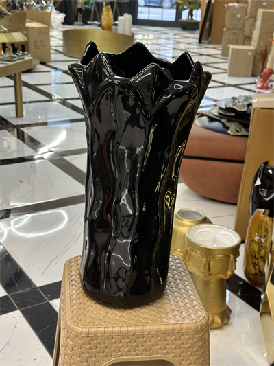 Siyah Dalgalı Dekoratif Vazo