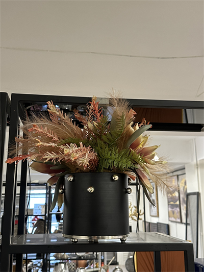 Siyah Saksıda Yapay Çiçek