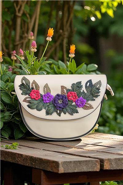 Bej Hakiki Deri Çiçek Motifli El Yapımı Çapraz Çanta