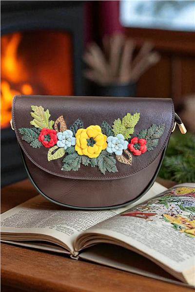 Kahve Hakiki Deri Çiçek Motifli El Yapımı Çapraz  Çanta
