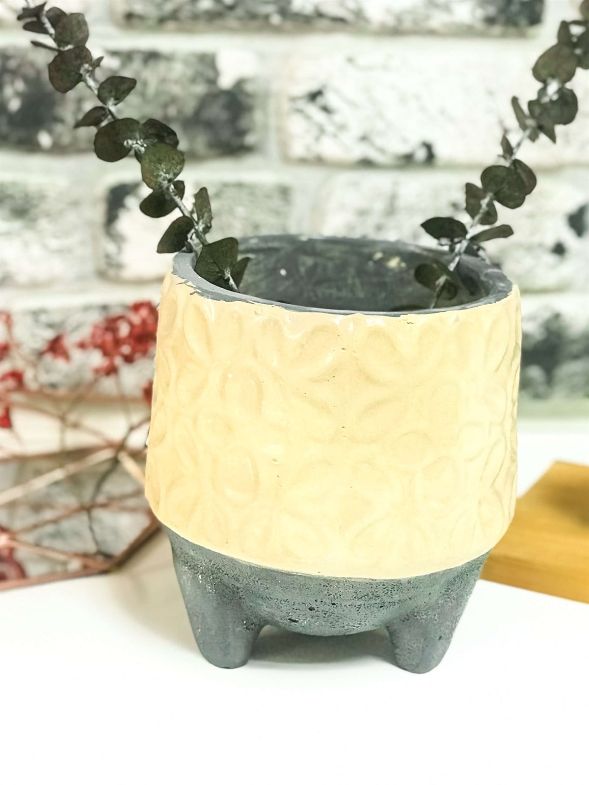 Ayaklı Beton Saksı