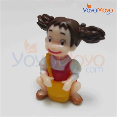 Çantalı Oturan Kız