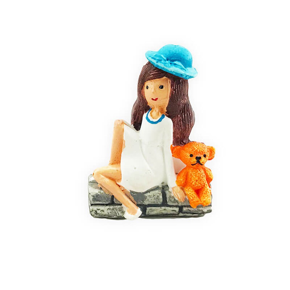 Mavi Şapkalı Kız Teraryum Figürü