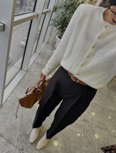 Gold Düğmeli Ekru Hırka 