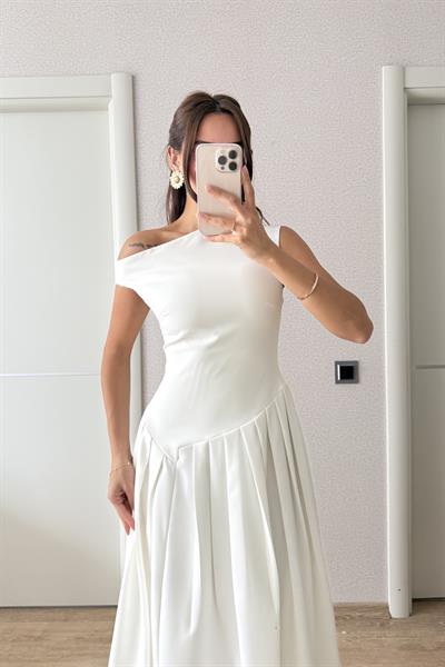 BEL DETAYLI DÜŞÜK YAKA PİLELİ ELBİSE