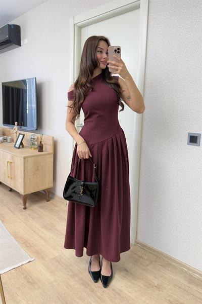 BEL DETAYLI DÜŞÜK YAKA PİLELİ ELBİSE BORDO