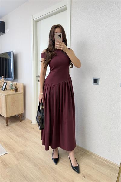 BEL DETAYLI DÜŞÜK YAKA PİLELİ ELBİSE BORDO