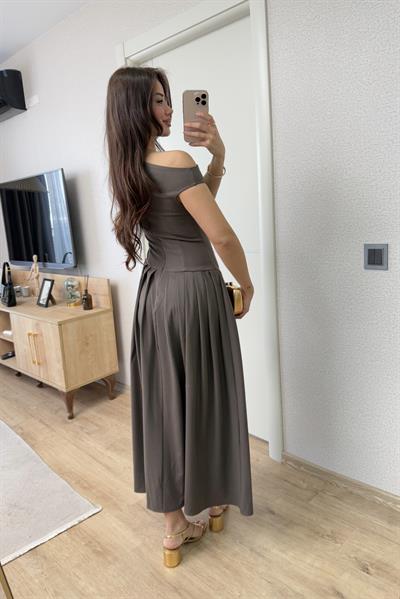 BEL DETAYLI DÜŞÜK YAKA PİLELİ ELBİSE KAHVE