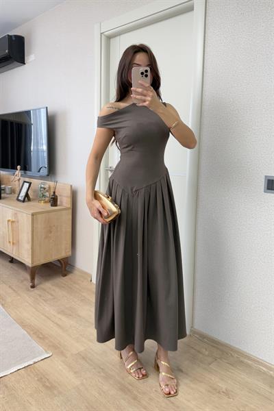 BEL DETAYLI DÜŞÜK YAKA PİLELİ ELBİSE KAHVE