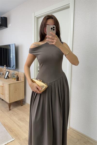 BEL DETAYLI DÜŞÜK YAKA PİLELİ ELBİSE KAHVE