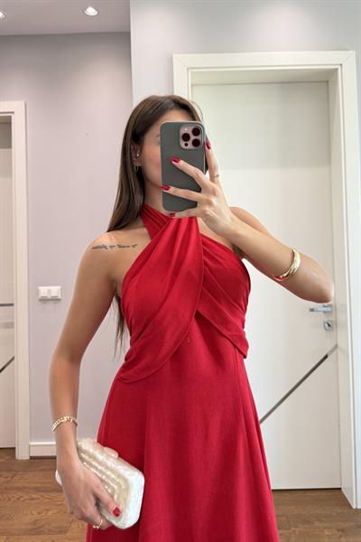 BOYUNDAN BAĞLAMALI KIRMIZI KETEN ELBİSE