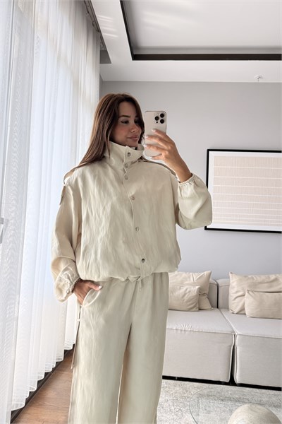 DİK YAKA ÇITÇIT DÜĞMELİ SATENCEKET VE PANTOLON TAKIM