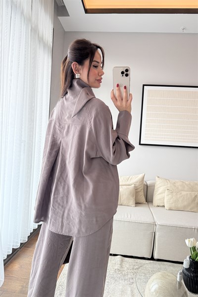 DİK YAKA DÜĞMELİ BLUZ VE PANTOLON TENSEL TAKIM