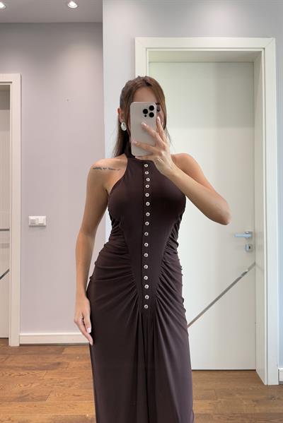 DRAPELİ DÜĞMELİ KAHVERENGİ MAXİ ELBİSE