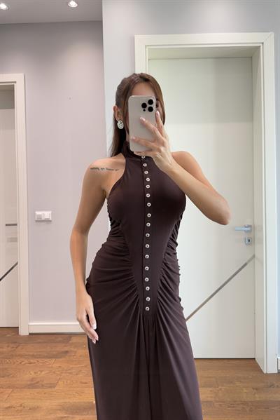 DRAPELİ DÜĞMELİ KAHVERENGİ MAXİ ELBİSE