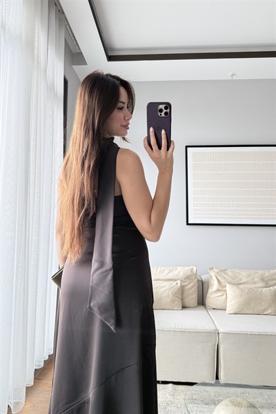 FULAR DETAYLI SATEN ELBİSE-KAHVE