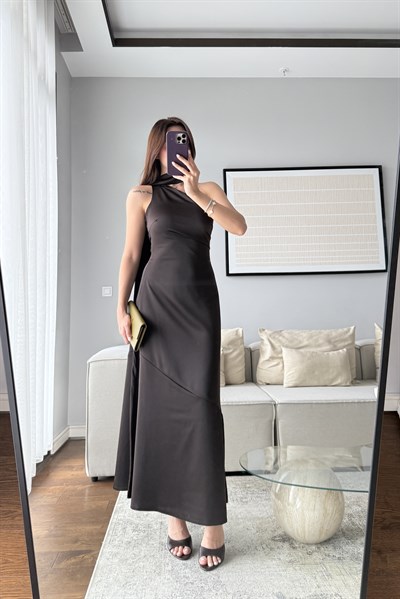 FULAR DETAYLI SATEN ELBİSE-KAHVE