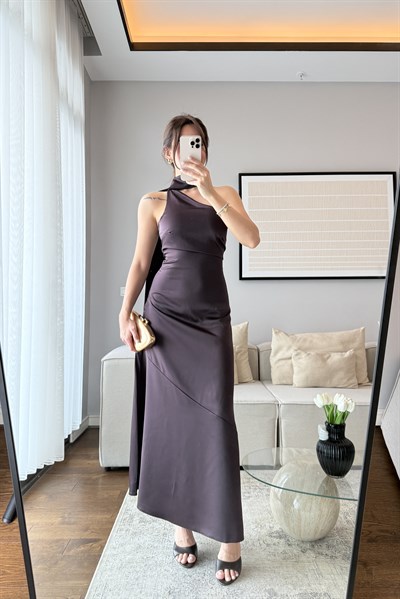 FULAR DETAYLI SATEN ELBİSE